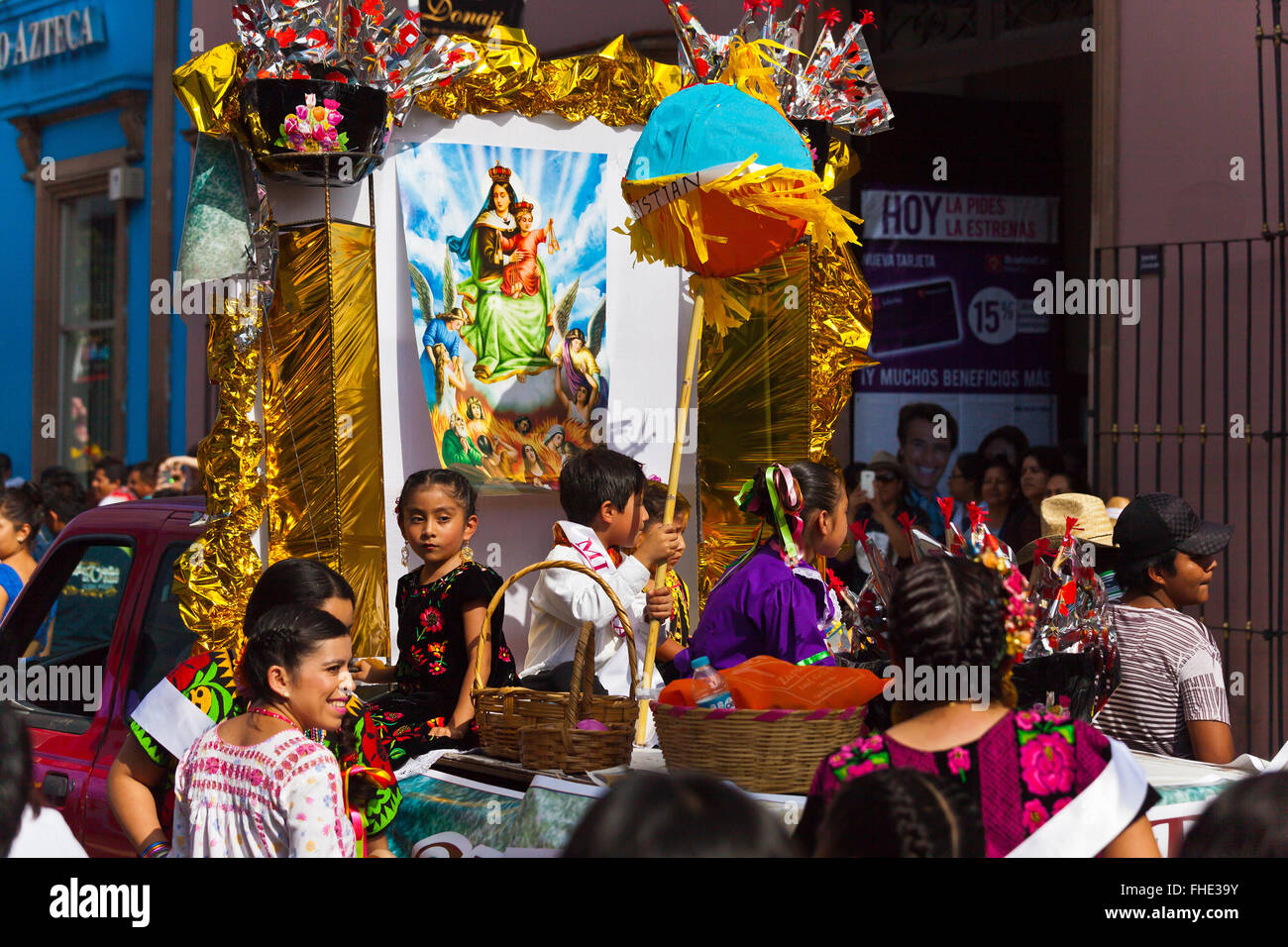 Junge mexikanische Kinder in einer Parade im Juli GUELAGUETZA FESTIVAL - OAXACA, Mexiko Stockfoto