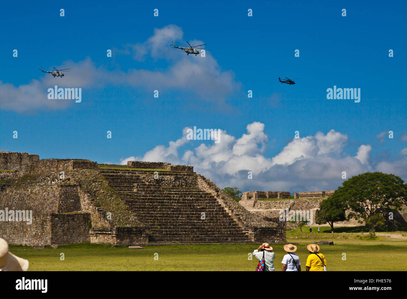 Militärische Helicoptors fliegen über das GRAND PLAZA am MONTE ALBAN, die zurückreicht bis 500 v. Chr. - OAXACA, Mexiko Stockfoto