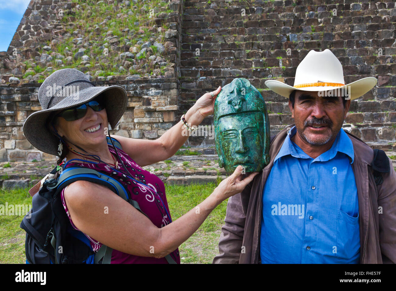 Kauf einer JADE CARVING eine ZAPOTET in das GRAND PLAZA am MONTE ALBAN die zurückgeht bis 500 v. Chr. - OAXACA, Mexiko Stockfoto