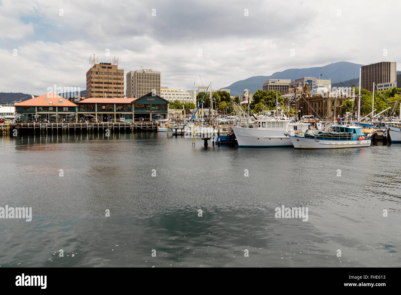 Blick auf Franklin Wharf und Hobart City Skyline, Hobart, Tasmanien, Australien Stockfoto