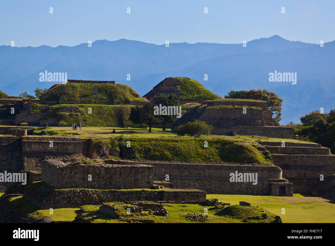 Blick nach Norden auf der Seite des GRAND PLAZA am MONTE ALBAN die zurückgeht bis 500 v. Chr. - OAXACA, Mexiko Stockfoto