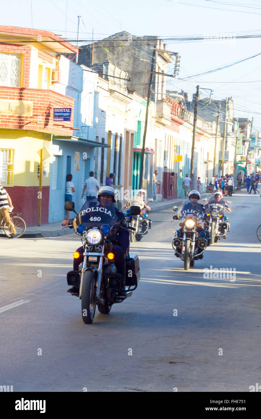 Santa Clara, Kuba, 24. Februar 2016: Kubanische Polizei die Straßen bis zum Eingang der Radfahrer für die Veranstaltung zurück Cilistico Guantanamo Kuba Havanna-Pinar del Rio Credit clearing: Jose Velazquez/Alamy Live News Stockfoto