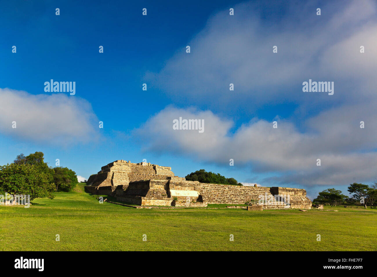 Systembau IV K ist ein Tempel in das GRAND PLAZA am MONTE ALBAN ZAPOTEKEN-Stadt, die zurückreicht bis 500 v. Chr. - OAXACA, Mexiko Stockfoto