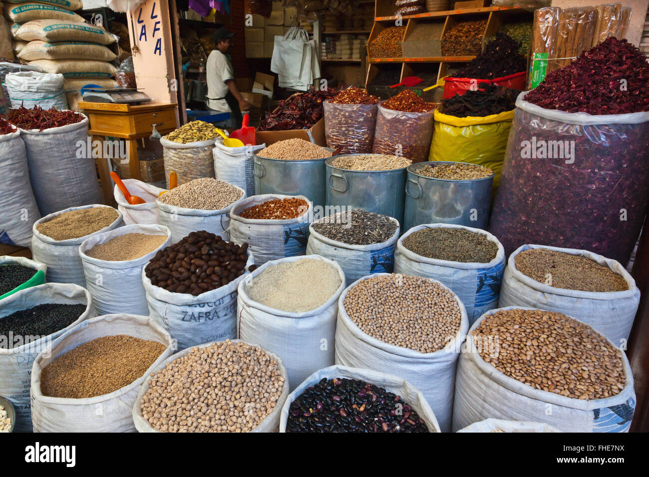 Eine Vielzahl von CHILIS, Samen und Hülsenfrüchte zum Verkauf in der massiven MERCADO DE ABASTO - OAXACA, Mexiko Stockfoto