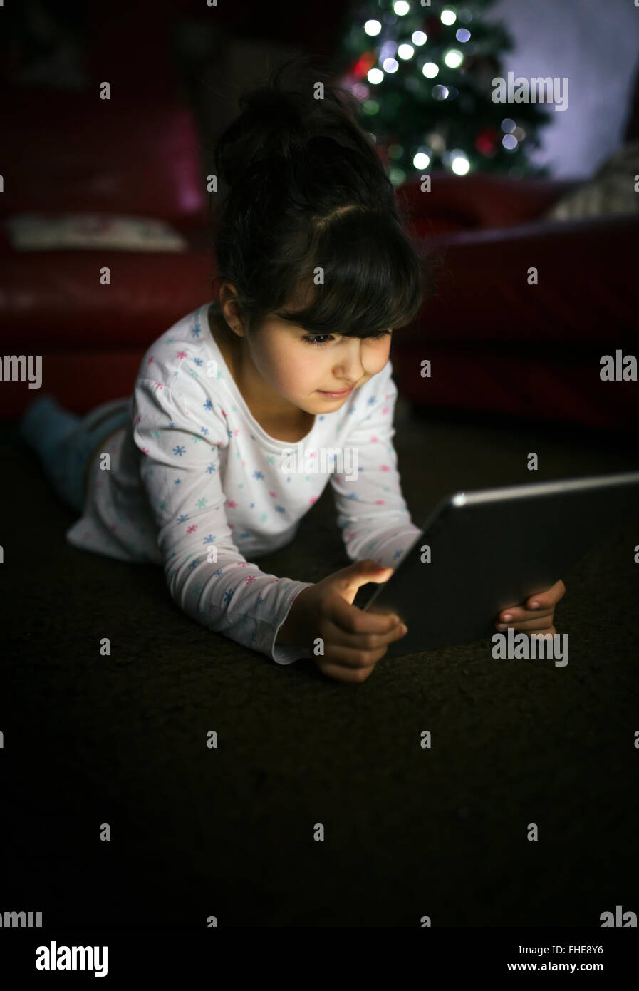 Kleines Mädchen mit digital-Tablette zu Hause Stockfoto