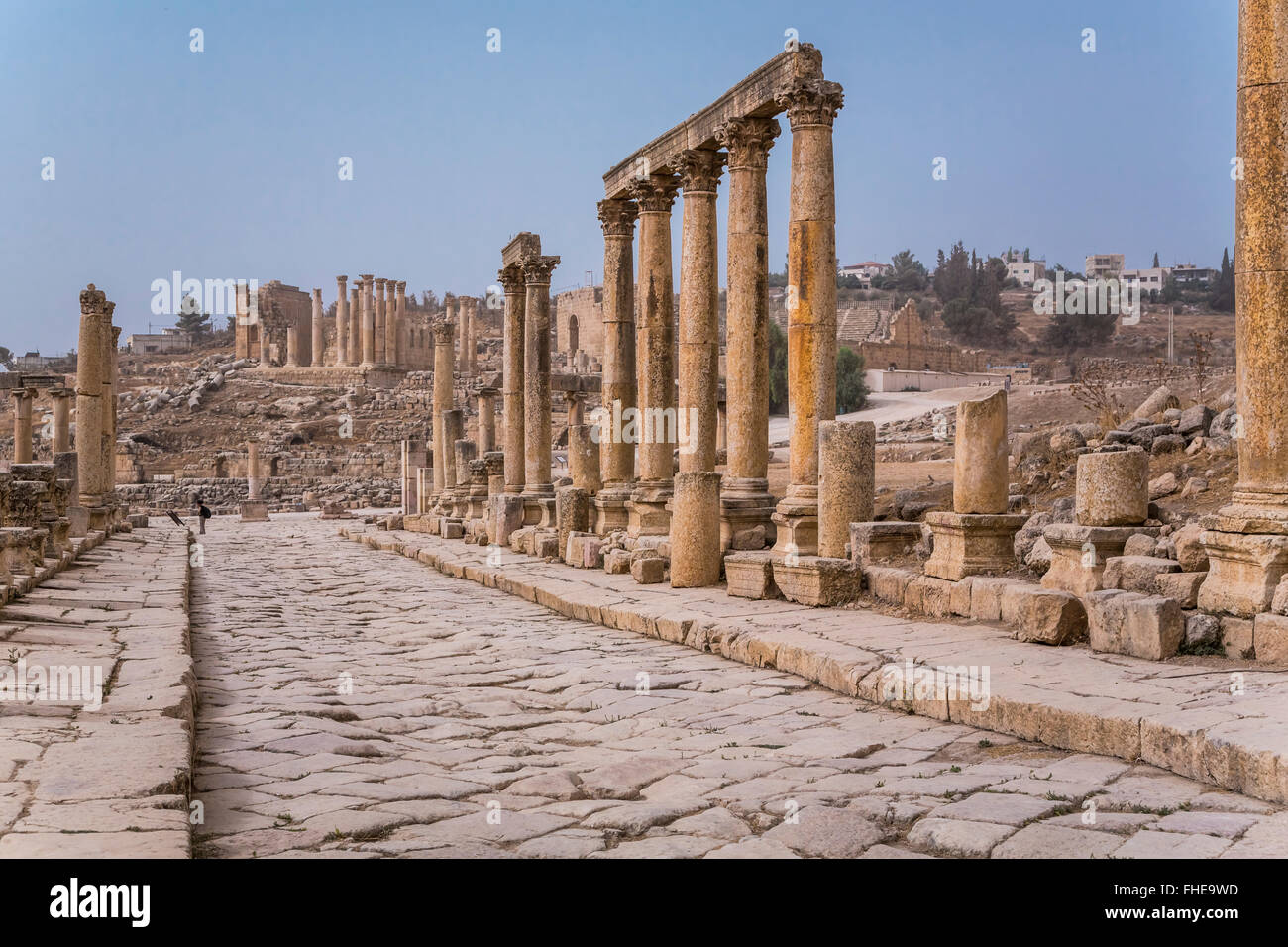 Säulenstraße in den archäologischen Ruinen der antiken Stadt Jerash in Haschemitischen Königreich Jordanien, Naher Osten. Stockfoto