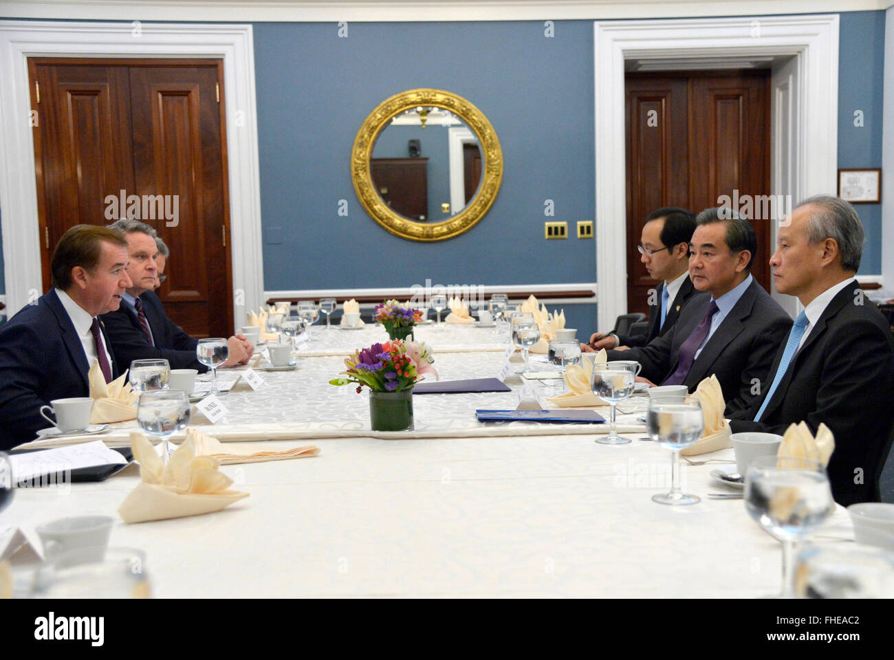 Washington, DC, USA. 24. Februar 2016. Chinesischen Außenminister Wang Yi (2. R) trifft sich mit Edward Royce (1., L), Vorsitzender des U.S. House Committee on Außenministerium in Washington, DC, USA, 24. Februar 2016. Bildnachweis: Yin Bogu/Xinhua/Alamy Live-Nachrichten Stockfoto