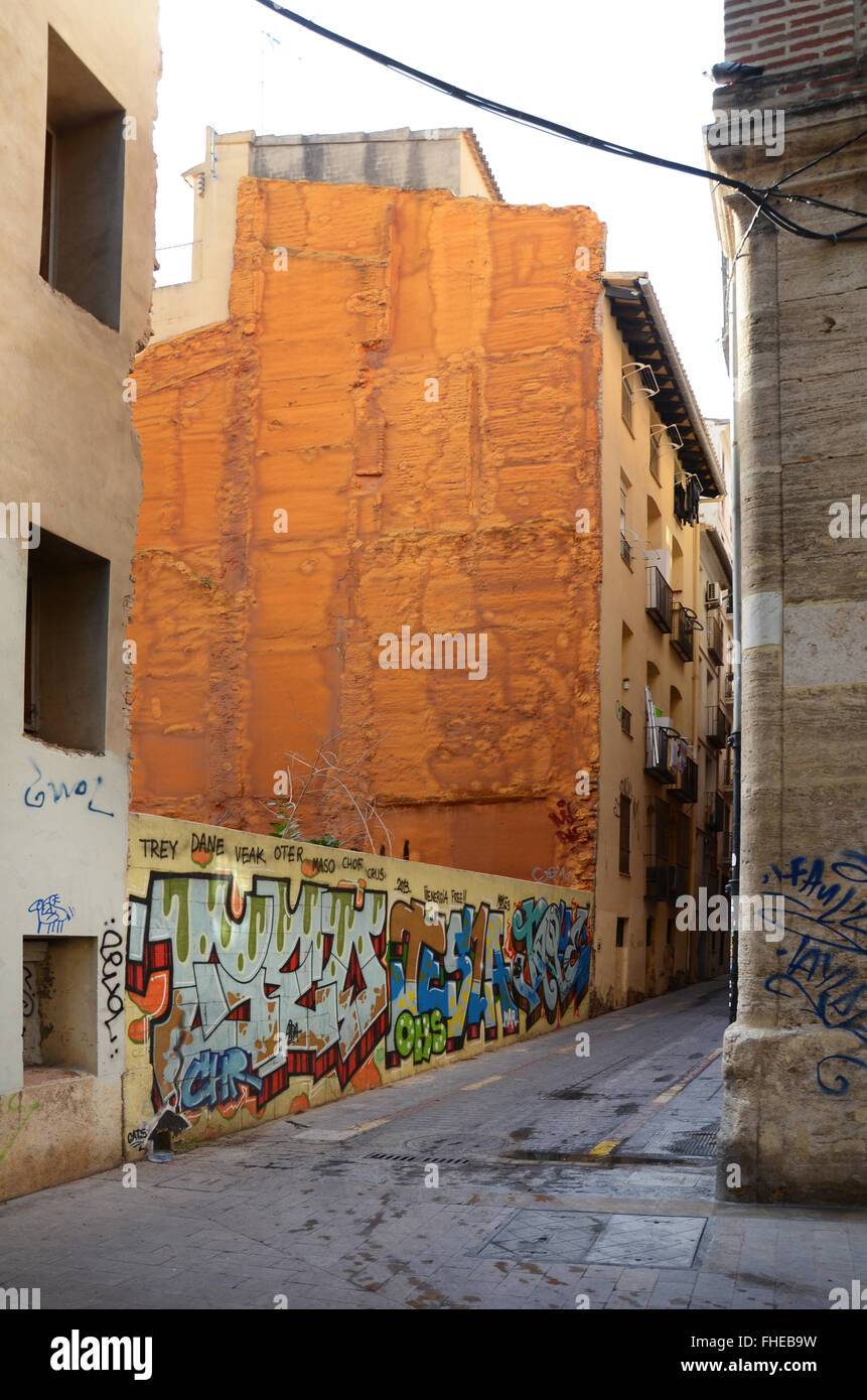 Graffiti bedeckt Wände im Barrio del Carmen, Spanien Stockfoto