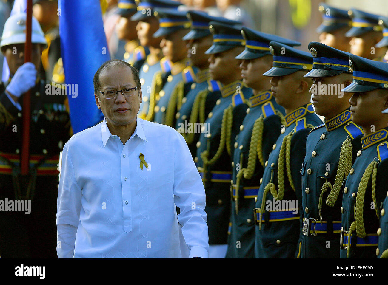 Quezon City, Philippinen. 25. Februar 2016. Philippinische Präsident Benigno S. Aquino III geht vor Ehrengarde anlässlich des 30. Jahrestages des People Power Revolution in Quezon City, Philippinen, 25. Februar 2016. Filipinos am Donnerstag feierte den 30. Jahrestag des People Power Revolution, ein Ereignis, das die Diktatur des ehemaligen Präsidenten Ferdinand Marcos 1986 gestürzt. Bildnachweis: Rouelle Umali/Xinhua/Alamy Live-Nachrichten Stockfoto