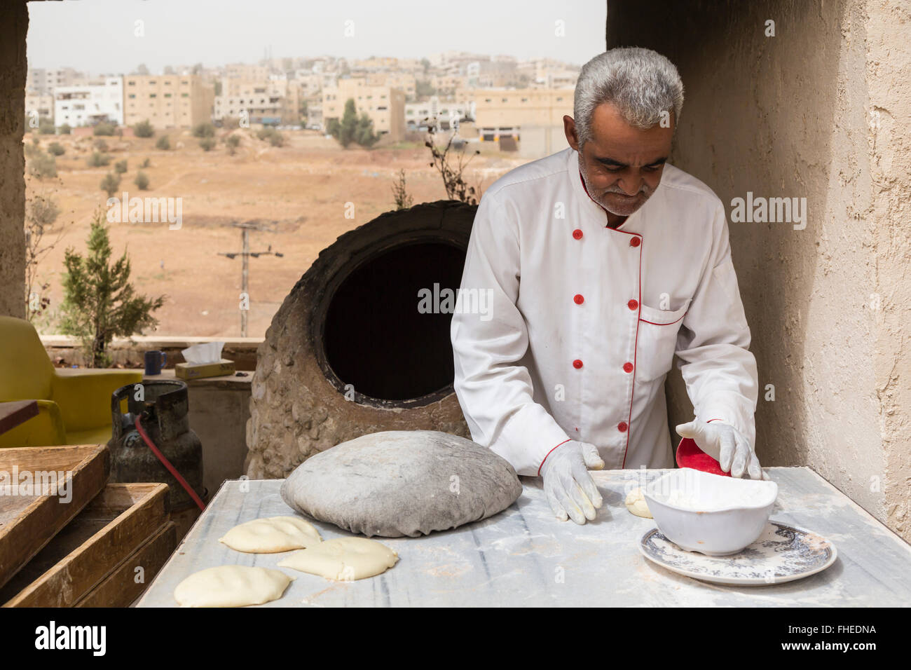 Jordanische Koch machen Fladenbrot im Backofen im Freien in Jerash, Haschemitischen Königreich Jordanien, Naher Osten. Stockfoto