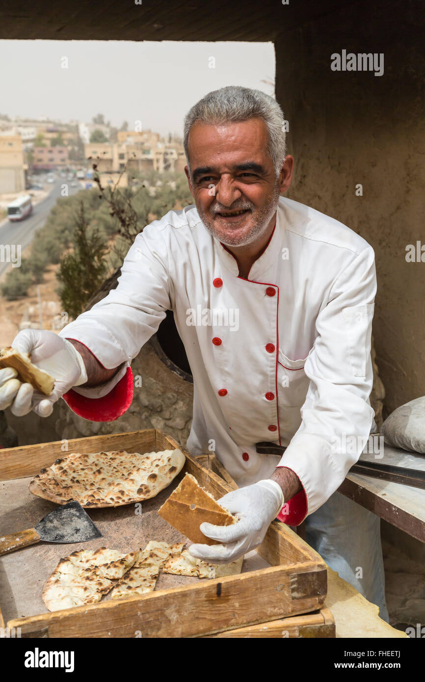 Jordanische Koch machen Fladenbrot im Backofen im Freien in Jerash, Haschemitischen Königreich Jordanien, Naher Osten. Stockfoto