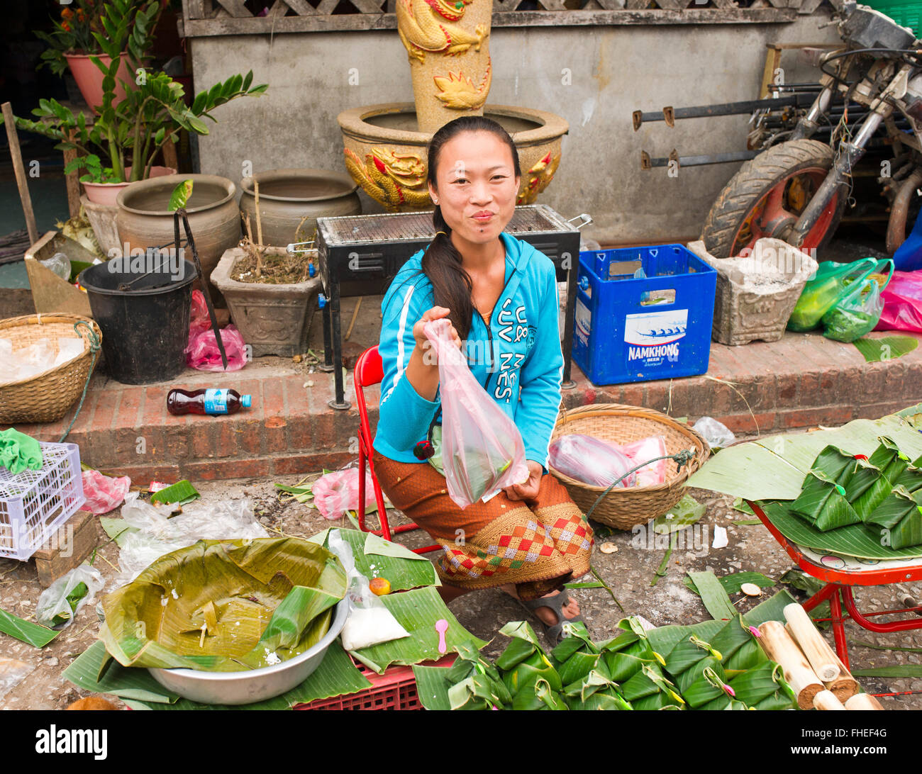 Lao Mädchen verkaufen Klebreis in Bananenblättern am Wochenmarkt in Luang Prabang Laos gewickelt Stockfoto