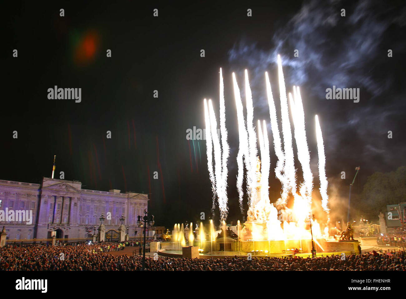 Menschenmengen vor Buckingham Palast beobachten die Eröffnung Platzen der ein Feuerwerk zum 