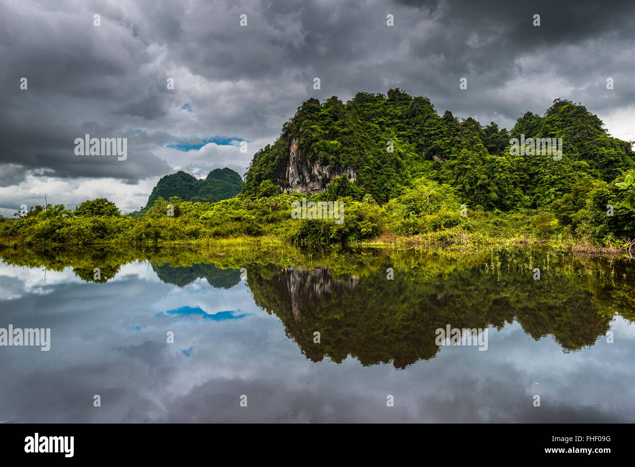 Karst Hügeln mit Blick auf die Landschaft, dunkle Wolken, Spiegelbild im Wasser, in der Nähe von Hpa-an, Karen oder Kayin-Staat, Myanmar, Burma Stockfoto