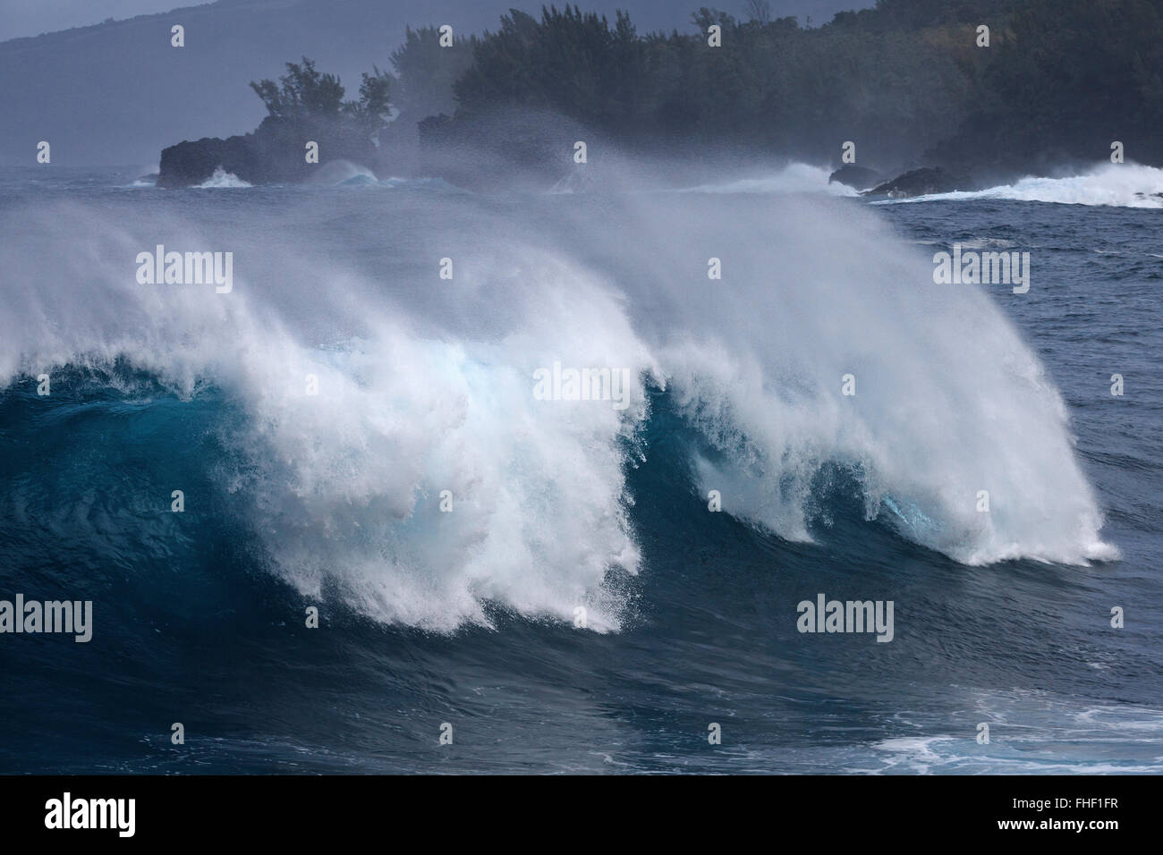 Meer, Welle, Gischt am Strand von Anse des Kaskaden in der Nähe von Piton Sainte-Rose, Réunion Stockfoto