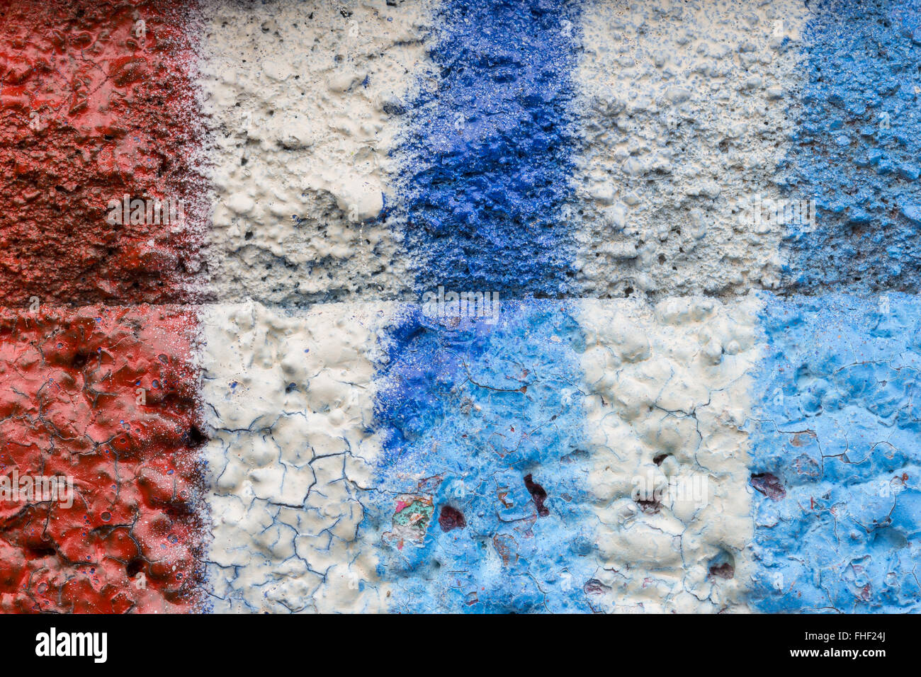 Makro Nahaufnahme der vertikalen Linien des bunten Sprühfarben an einer Wand. Stockfoto