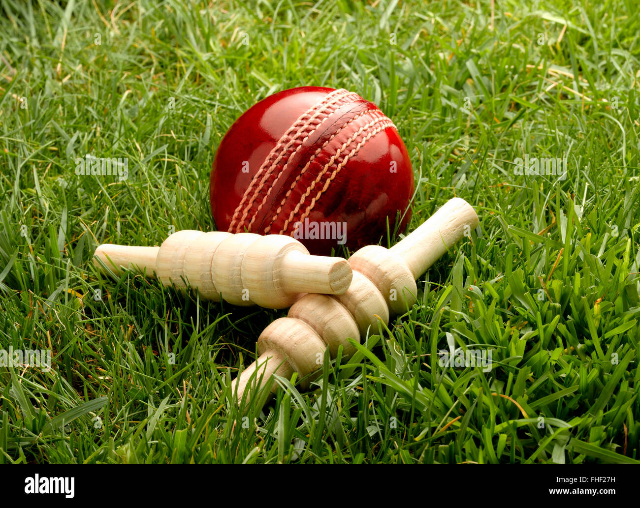 Rotem Leder Cricketball mit der Kaution Stockfoto