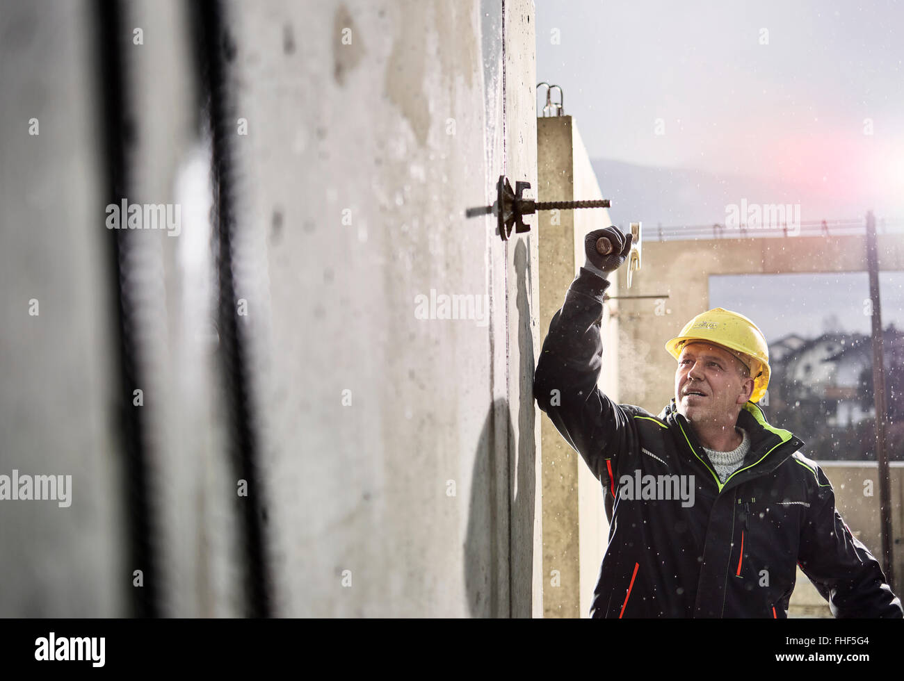 Bauarbeiter am Bau Website, Bau, Abbau der Schalung, Innsbruck Land, Tirol, Österreich Stockfoto