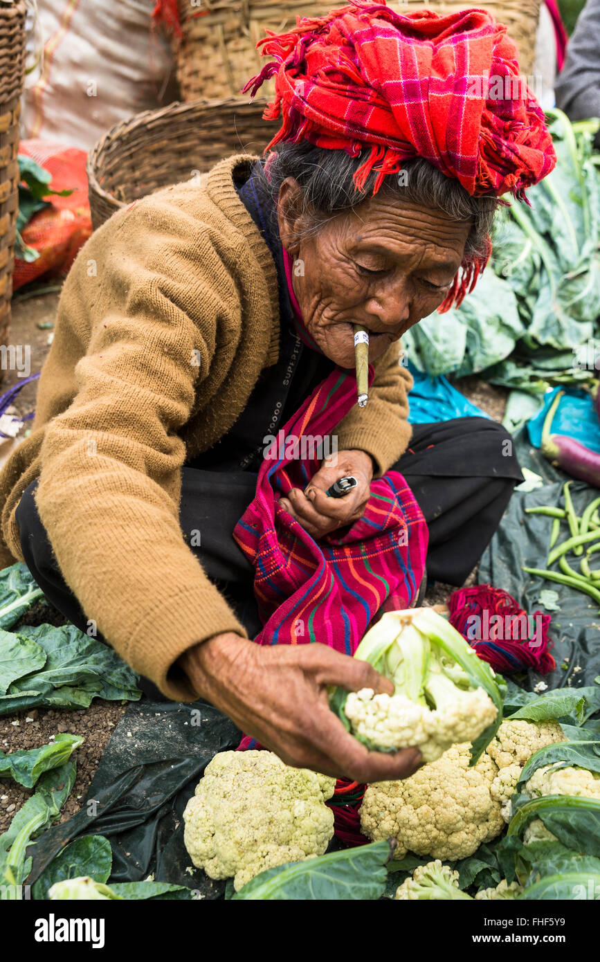 Rauchende Frau verkauft Gemüse vom Pao Bergvolk, Blumenkohl, Wochenmarkt, Kalaw, Shan State in Myanmar, Burma Stockfoto