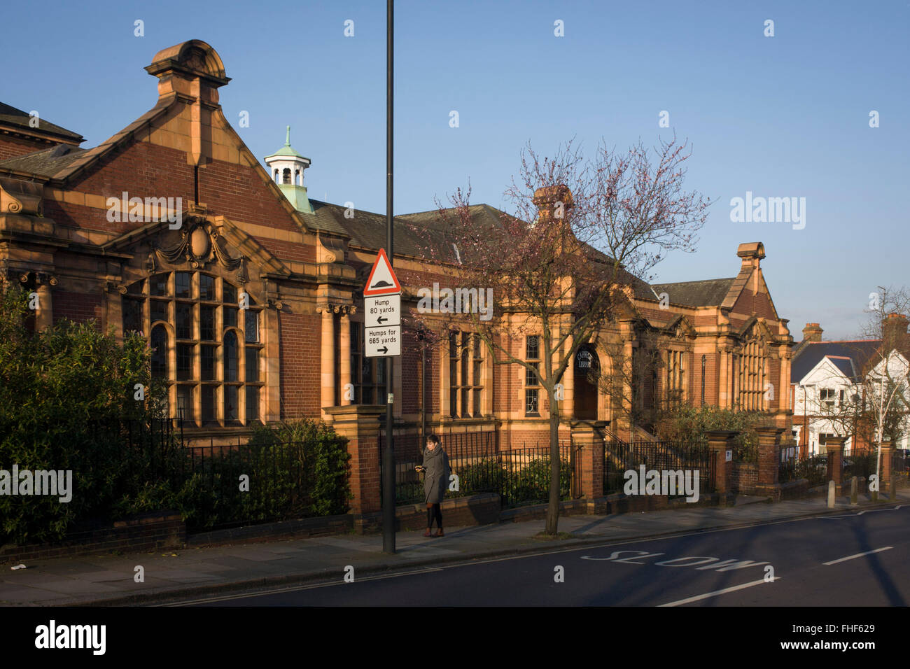 Die äußere Fassade der Carnegie-Bibliothek in Herne Hill. Konfrontiert mit der Schließung der örtlichen Bibliothek, Lambeth Rates Plan, in der Nähe der Anlage wird von der Gemeinschaft im Rahmen der Sparmaßnahmen, die sagen, dass sie das Gebäude in ein Fitness-Studio und Privatbesitz gentrifizierten Unternehmen - anstatt eine beliebte Lektüre und Lernressource zu konvertieren. £12.600 wurde von der amerikanischen Philanthrop Andrew Carnegie zum Aufbau die Bibliothek im Jahre 1906 eröffneten gestiftet. Es ist ein schönes Beispiel von Edwardian bürgerlichen Architektur, mit roten Flettan Ziegeln gebaut und Terrakotta, als Grade II 1981 aufgeführt. Stockfoto