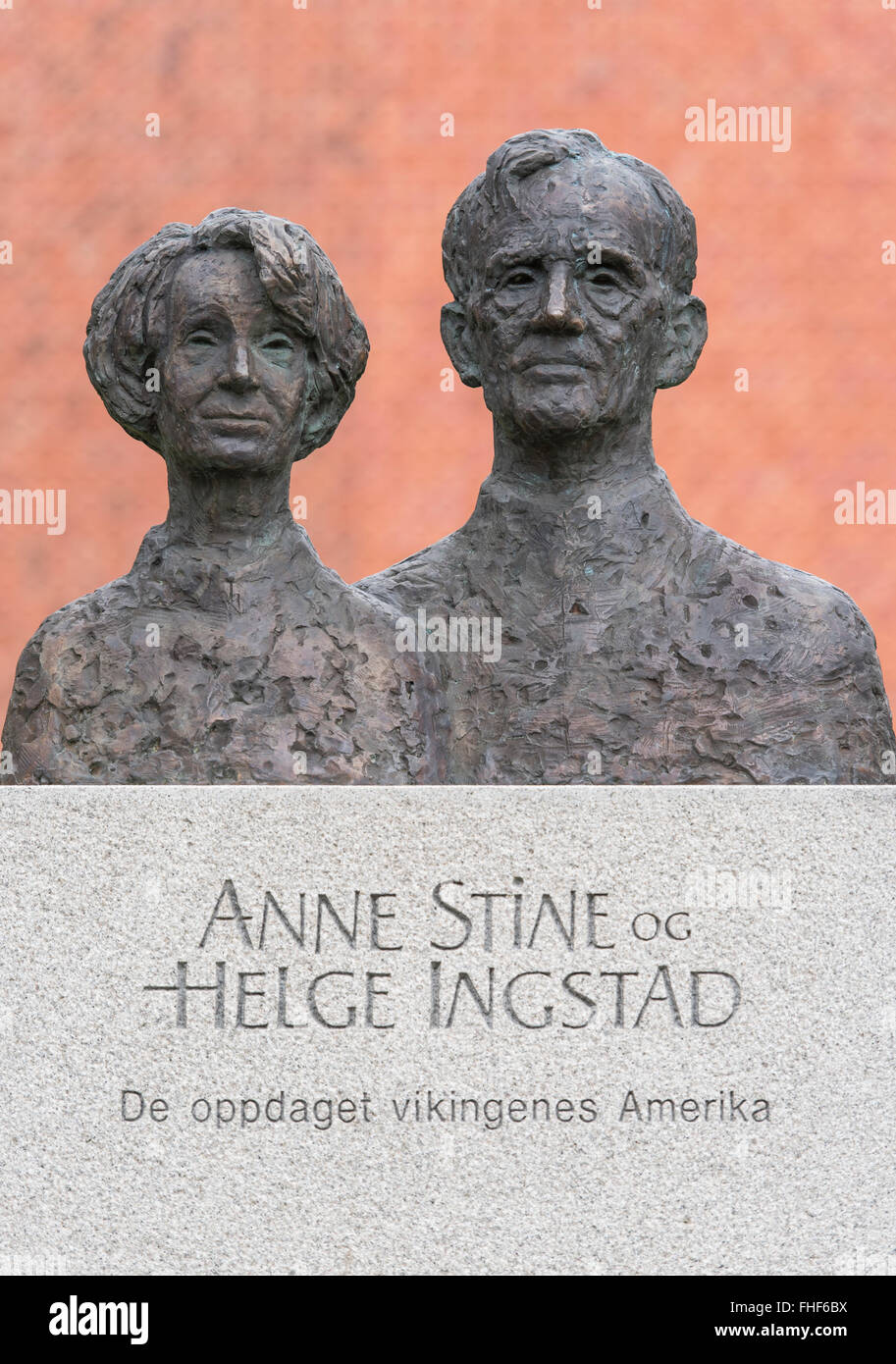 Denkmal mit den Büsten des Ehepaares Anne Stine und Helge Marcus Ingstad, Archäologe und Entdecker von der Viking Stockfoto