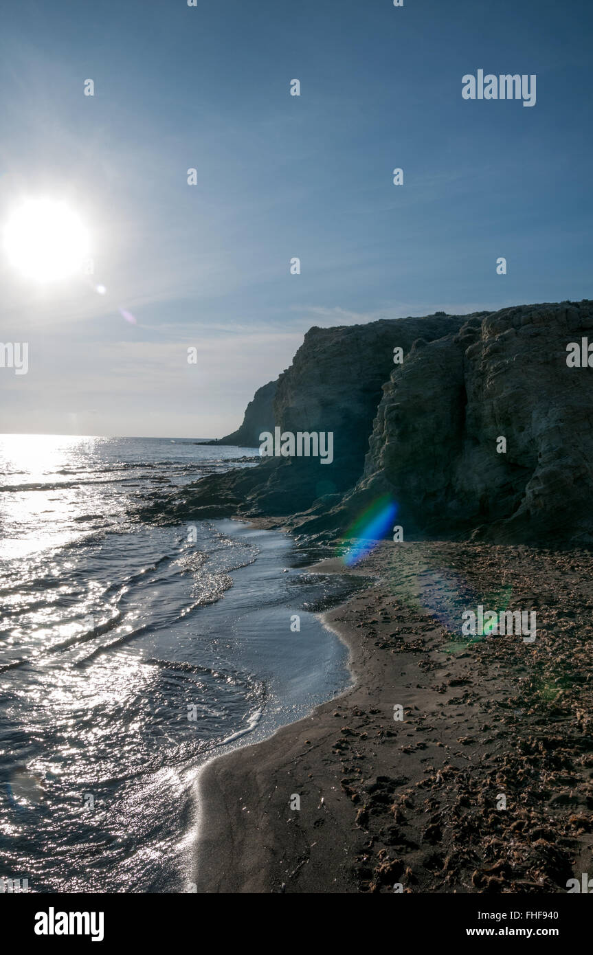 Klippen, Strand, Meer im Isleta del Moro, Cabo de Gata Nijar, Almeria, Spanien Stockfoto