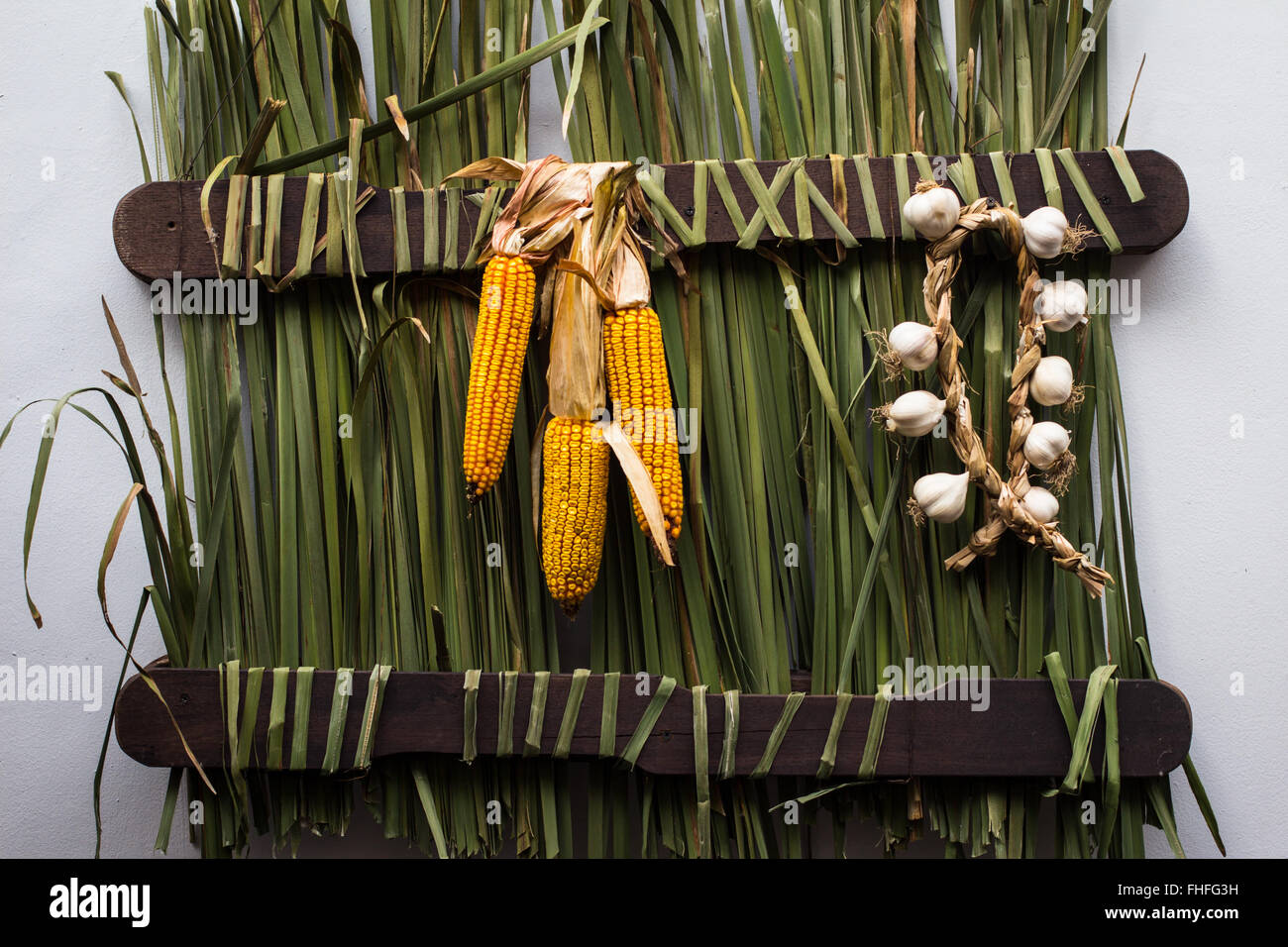 Knoblauchzehen und Maiskolben in einem schönen rustikalen arrangement Stockfoto