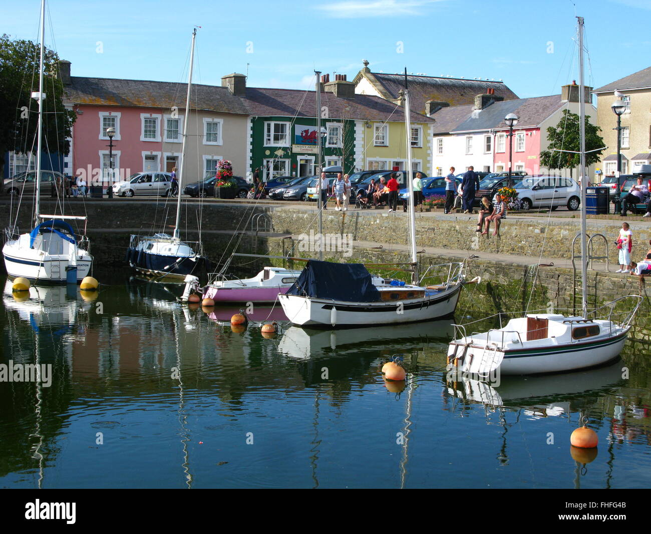 Aberaeron, Wales, UK. 8. August 2010. UK-Wetter: Warmen, sonnigen Tag, Häuser mit Blick auf Hafen und mulitcoloured Stockfoto