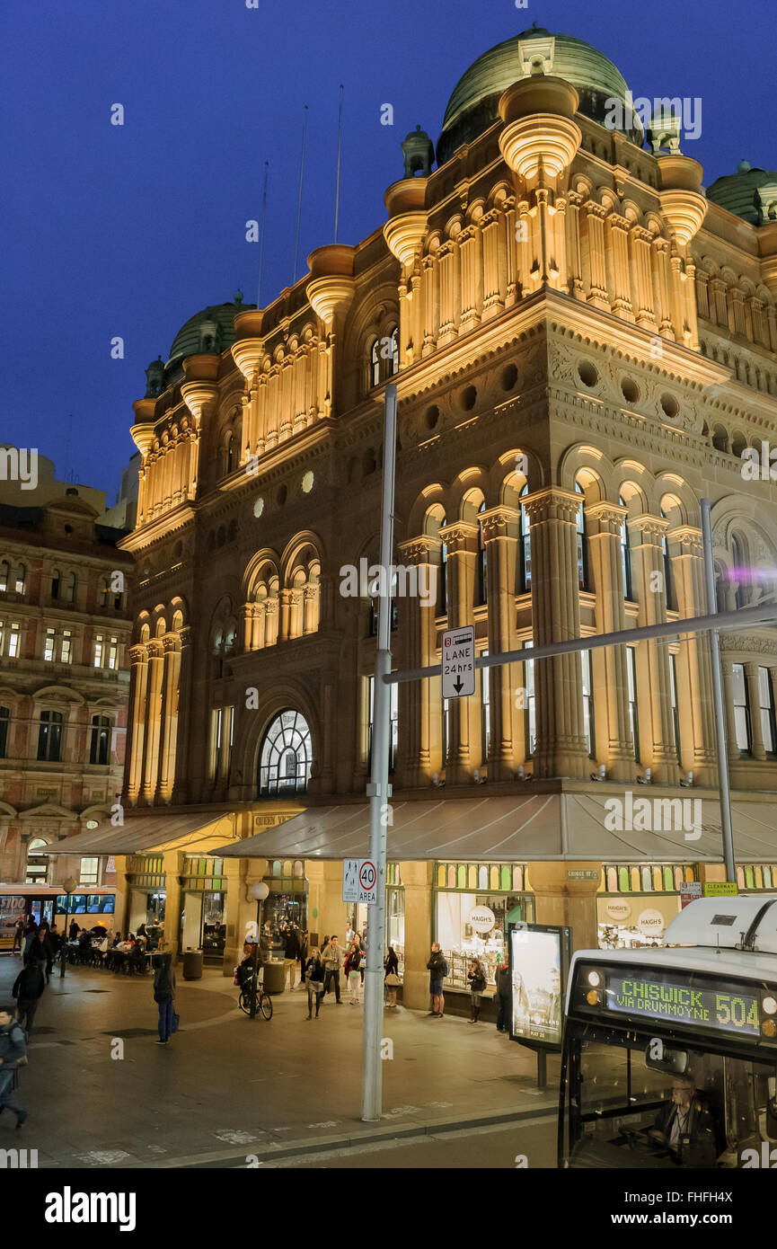 Abend-Blick von der Queen Victoria Building (QVB), George Street, Sydney, Australien. Stockfoto