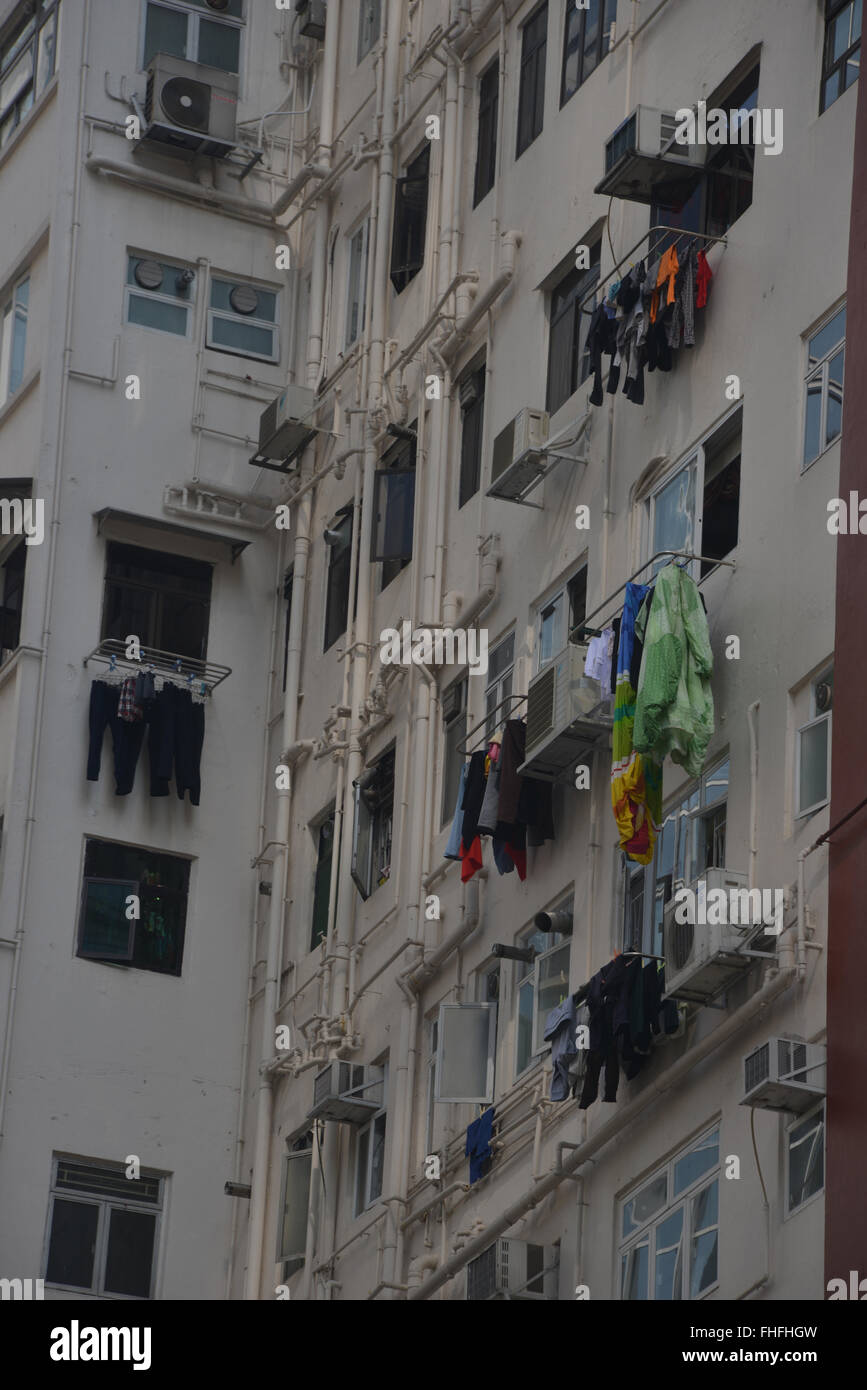 Trocknen Waschen von Riemenscheiben an der Außenseite der Hochhäuser, Hong Kong Island, Hongkong Stockfoto