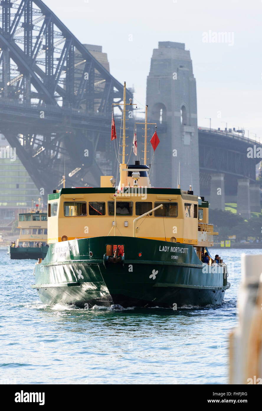 Sydney Harbour Bridge mit Fähre nähert, Circular Quay, Sydney, New South Wales, Australien. Stockfoto