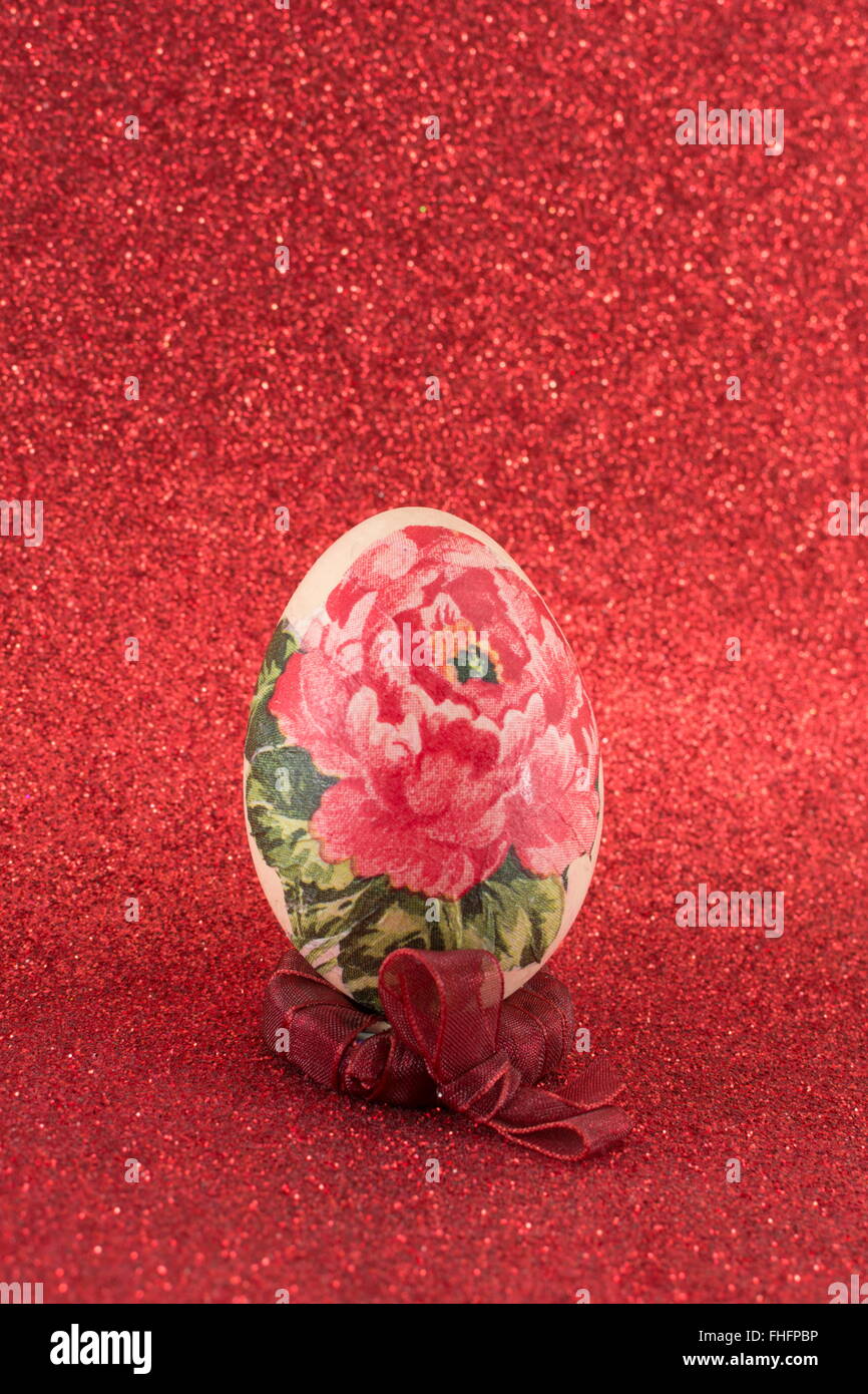 Bunte hausgemachte Serviettentechnik verziert Ostereier Stockfoto