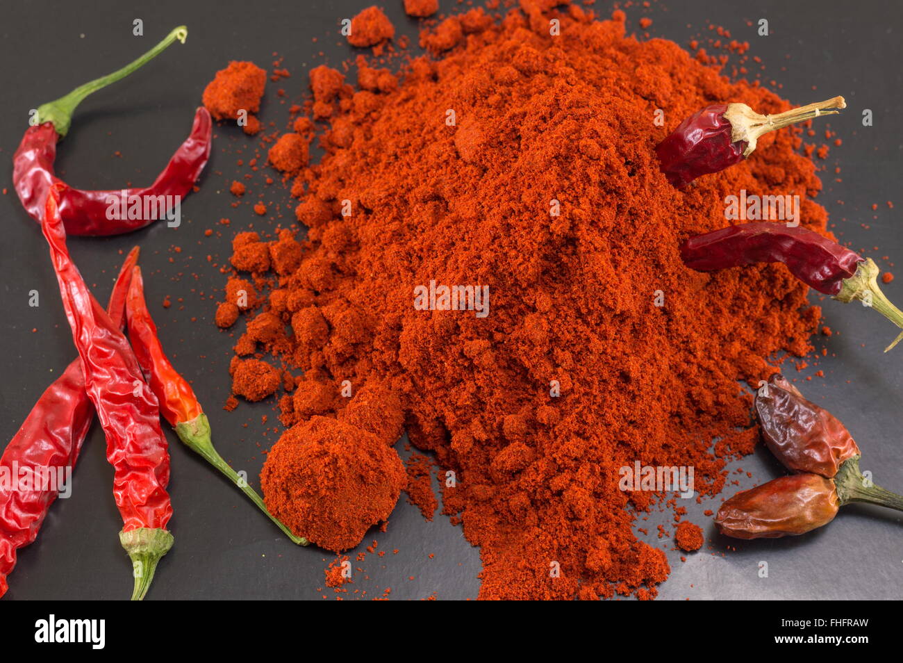 Haufen von geerdeten rote Paprika und frische Paprika Stockfoto