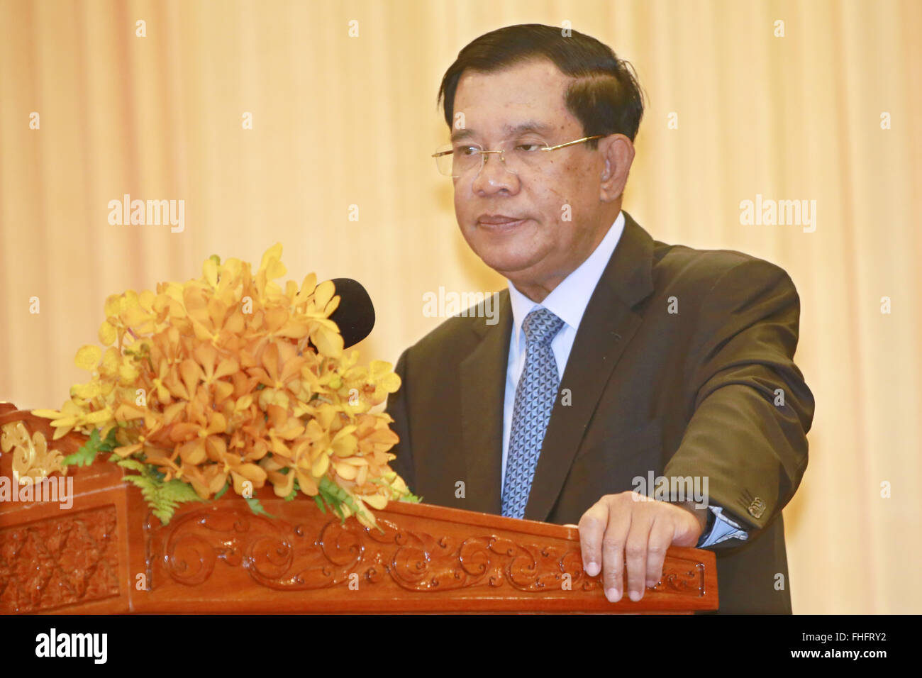 Phnom Penh, Kambodscha. 25. Februar 2016. Kambodschanische Premierminister Hun Sen spricht bei der Eröffnungsfeier des neuen Hauptsitzes des Umweltministeriums in Phnom Penh, Kambodscha, 25. Februar 2016. Hun Sen sagte am Donnerstag, dass er zwei Hubschrauber gen Sao Sokha, Stellvertretender Oberbefehlshaber der königliche kambodschanische Armee, zu knacken auf illegalen Holzeinschlag zur Verfügung gestellt hatte. © Phearum/Xinhua/Alamy Live-Nachrichten Stockfoto