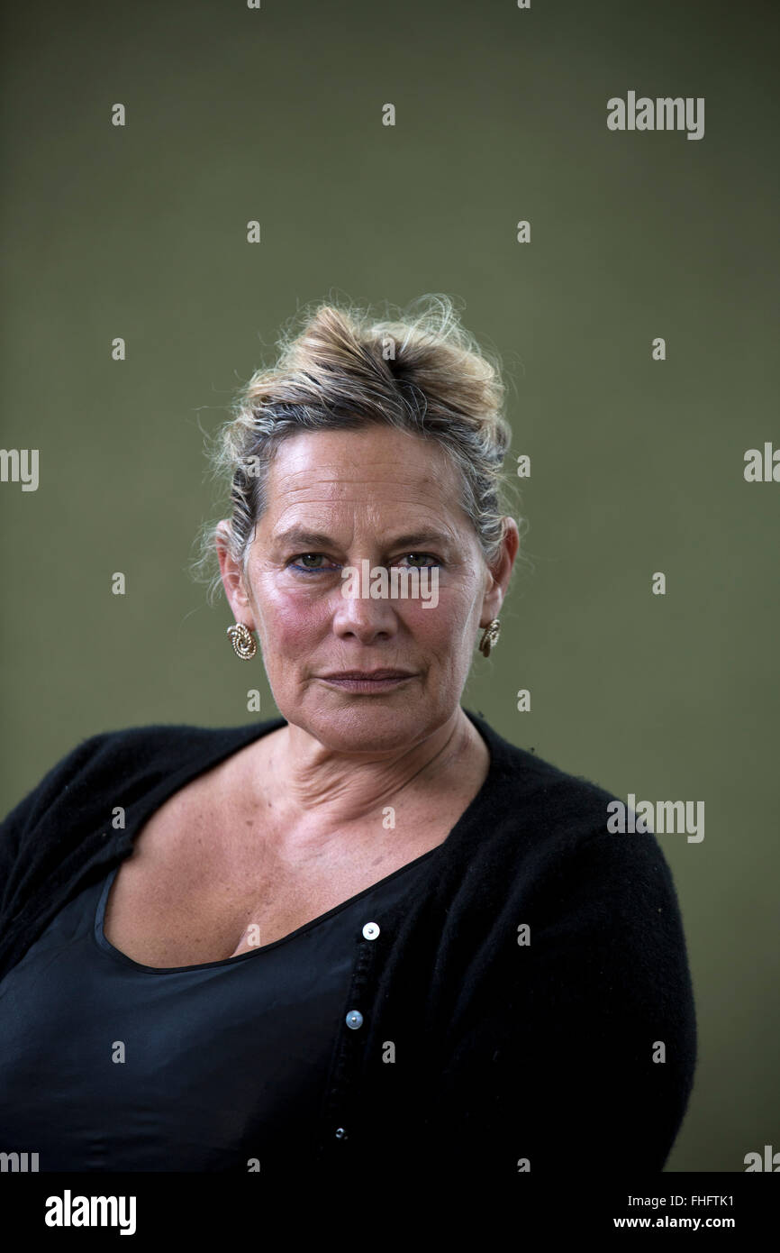 South African stammende britische Dramatiker, Romancier und Dichter Deborah Levy abgebildet auf dem Edinburgh International Book Festival, wo sie über ihr neues Buch mit dem Titel "The ungeliebt" gesprochen. Die drei-Wochen-Veranstaltung ist der weltweit größte Literaturfestival und findet während des jährlichen Edinburgh Festival. Die 2014 Veranstaltung vorgestellten Vorträge und Präsentationen von mehr als 500 Autoren aus der ganzen Welt und war die 31. Auflage des Festivals. Stockfoto