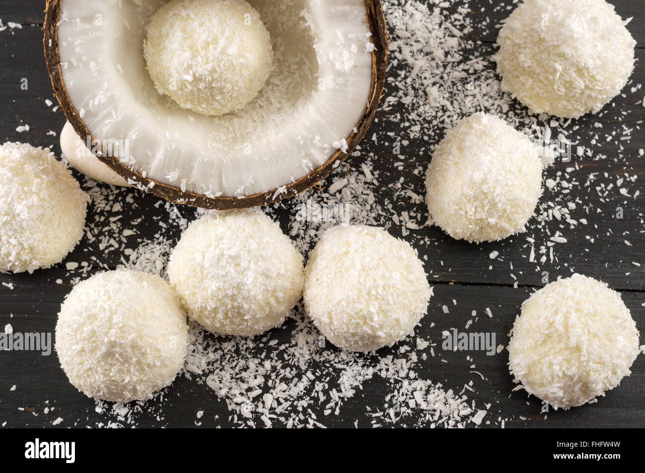 Frische Kokosnuss und Kokos Cookies auf dunklem Holz Stockfoto