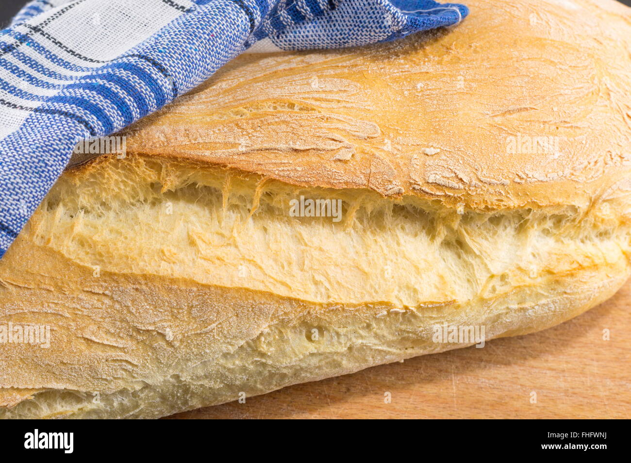 Hausgebackenes Brot auf dem Holztisch Stockfoto
