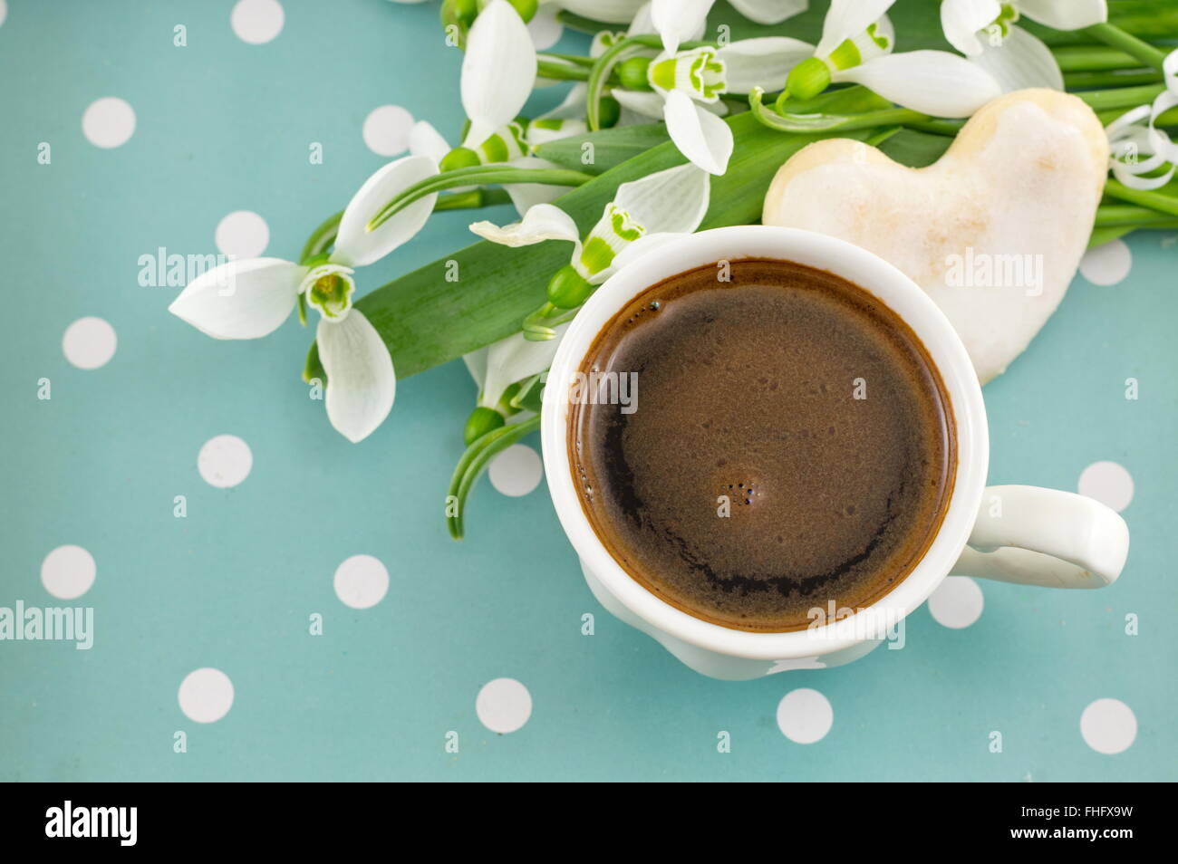 Tasse Kaffee mit frischen Schneeglöckchen Stockfoto