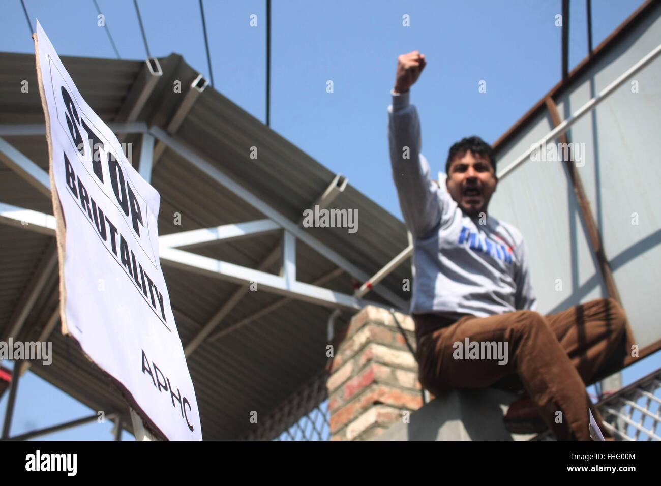 Aktivisten einer moderaten Fraktion von allen Parteien Hurriyat Conference, hält ein Plakat während einer Protestaktion in Srinagar, der Sommerhauptstadt des indischen Teil Kaschmirs, 25. Februar 2016. Sie protestierten gegen die angebliche Menschenrechtsverletzungen durch indische Sicherheitskräfte im indischen Teil Kaschmirs. Stockfoto