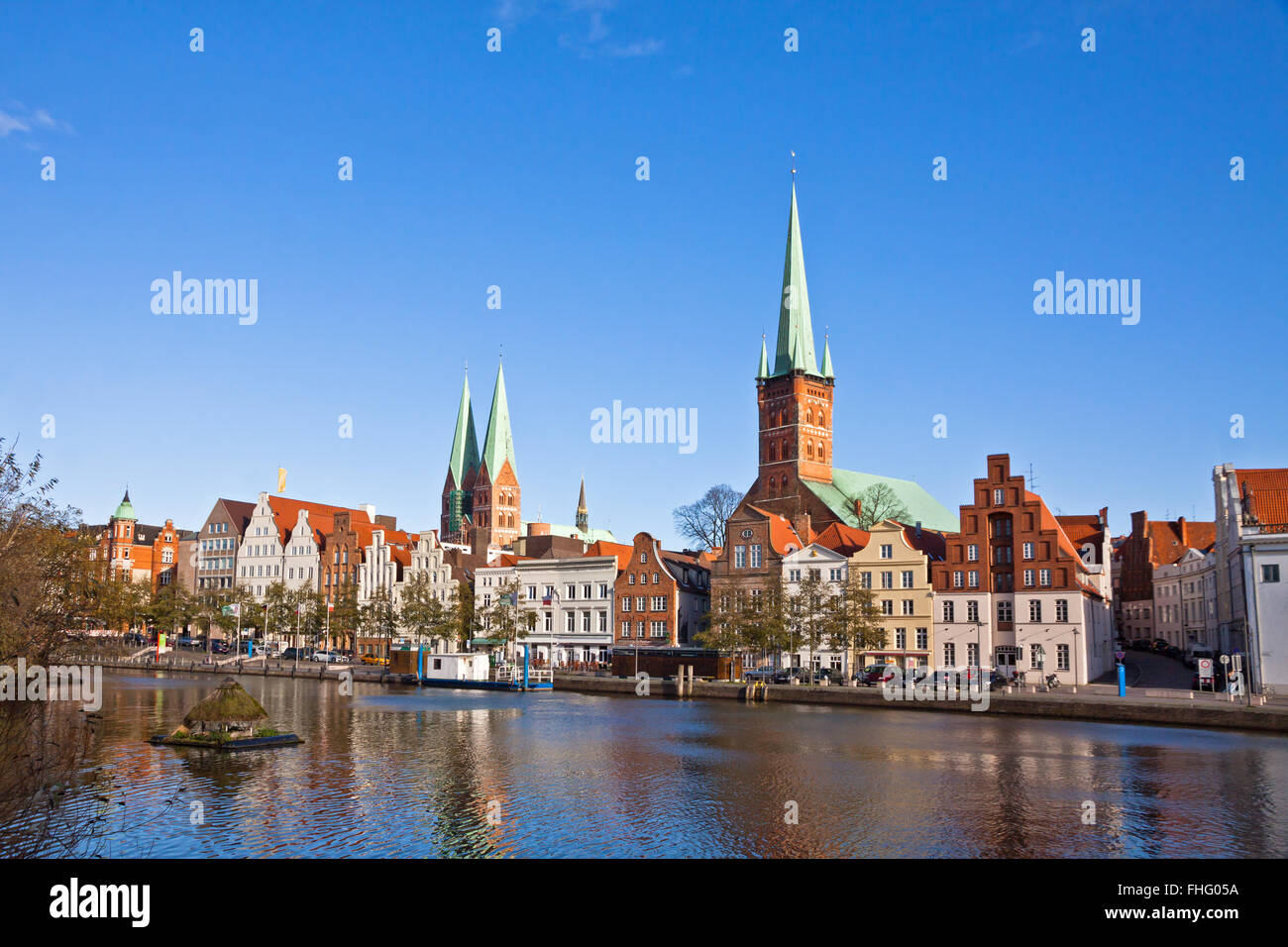 Skyline von Lübeck Altstadt mit Marienkirche (Marienkirche) und Petrikirche (Peterskirche) spiegelt sich in Trave Fluß, Stockfoto