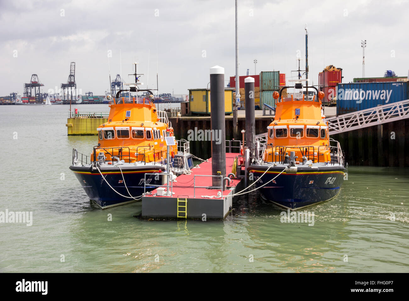 Rettungsboote vertäut im Hafen von Harwich, Essex Stockfoto