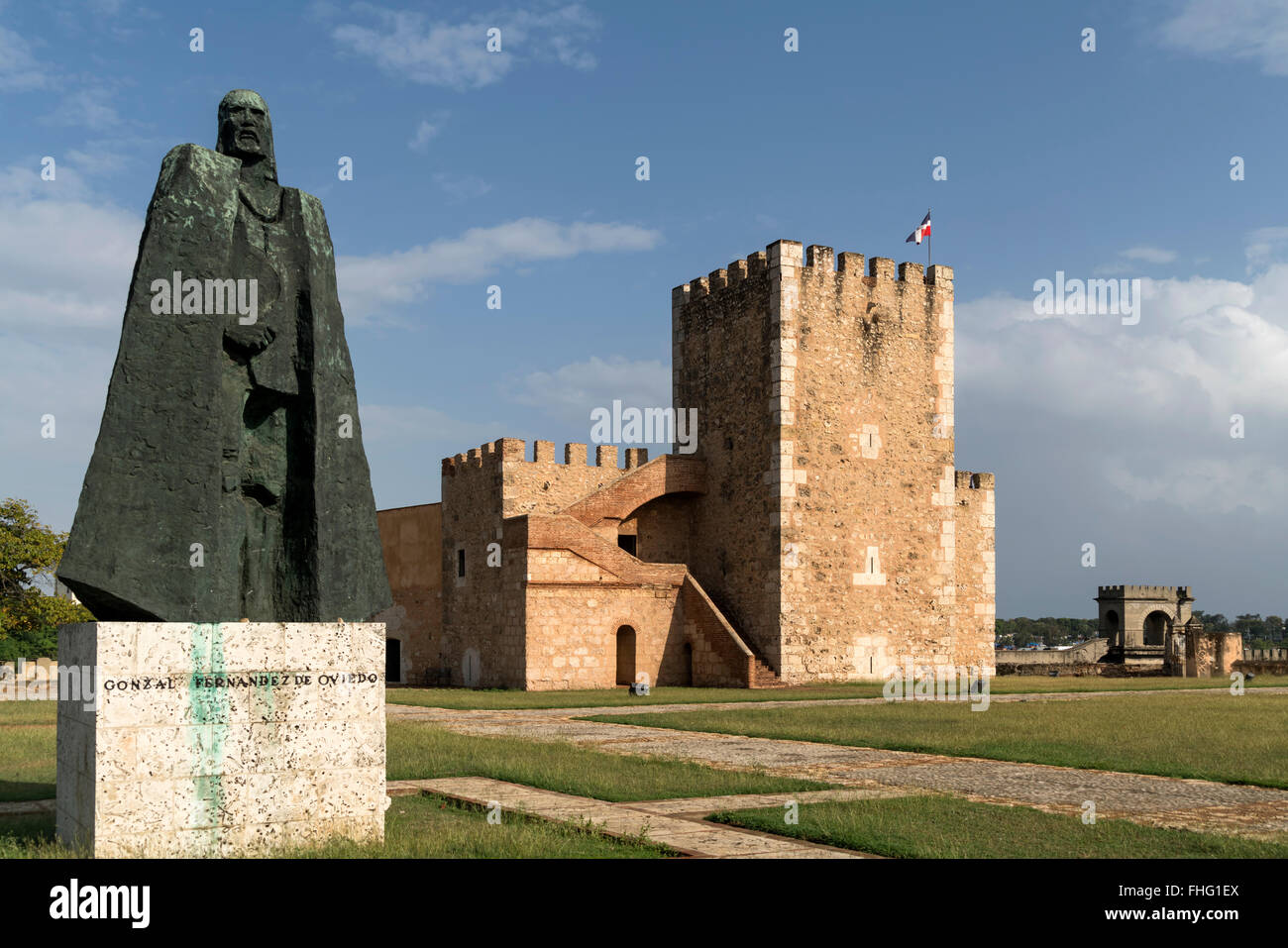 Festung Fortaleza Ozama und Gonzalo Fernández de Oviedo Statue, Hauptstadt Santo Domingo, Dominikanische Republik, Karibik, Amerika, Stockfoto
