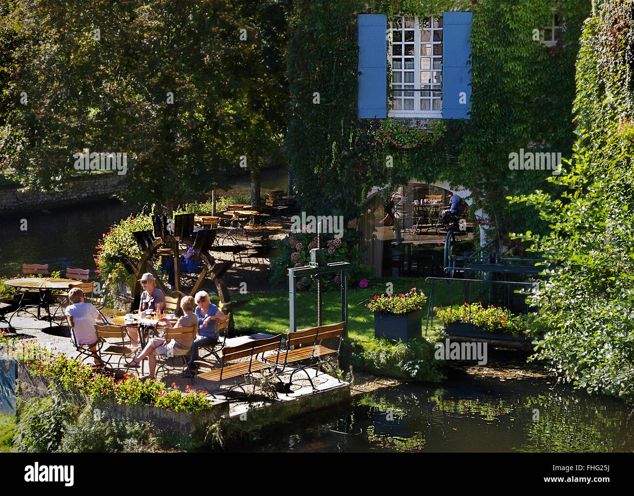 Malerischen Café mit Wasserrad in Brantome am Fluss Dronne Stockfoto