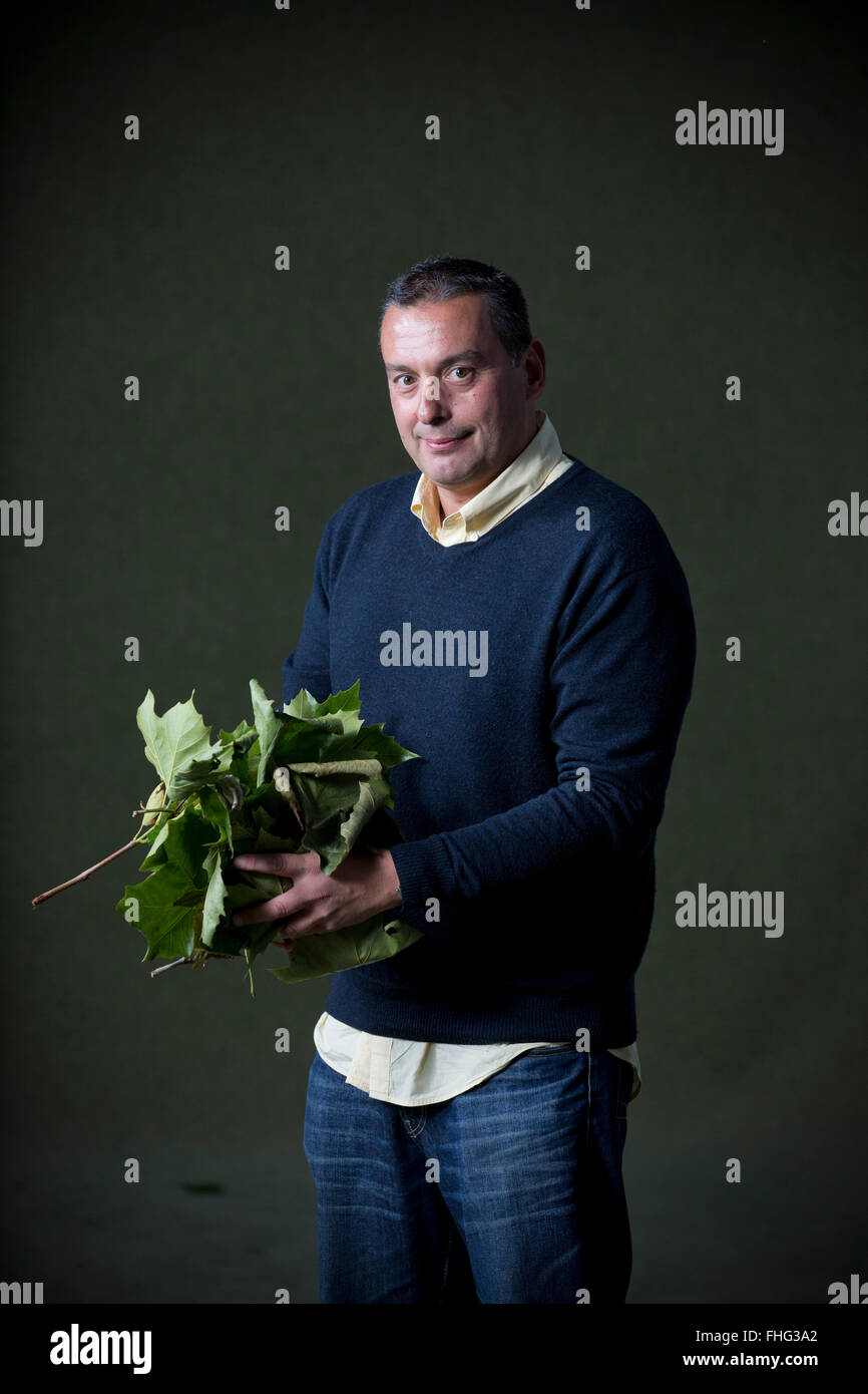 Anerkannte australische Schriftsteller Christos Tsiolkas, abgebildet auf dem Edinburgh International Book Festival, wo er über sein neues Buch sprach, mit dem Titel "Barracuda". Die drei-Wochen-Veranstaltung ist der weltweit größte Literaturfestival und findet während des jährlichen Edinburgh Festival. Die 2014 Veranstaltung vorgestellten Vorträge und Präsentationen von mehr als 500 Autoren aus der ganzen Welt und war die 31. Auflage des Festivals. Stockfoto