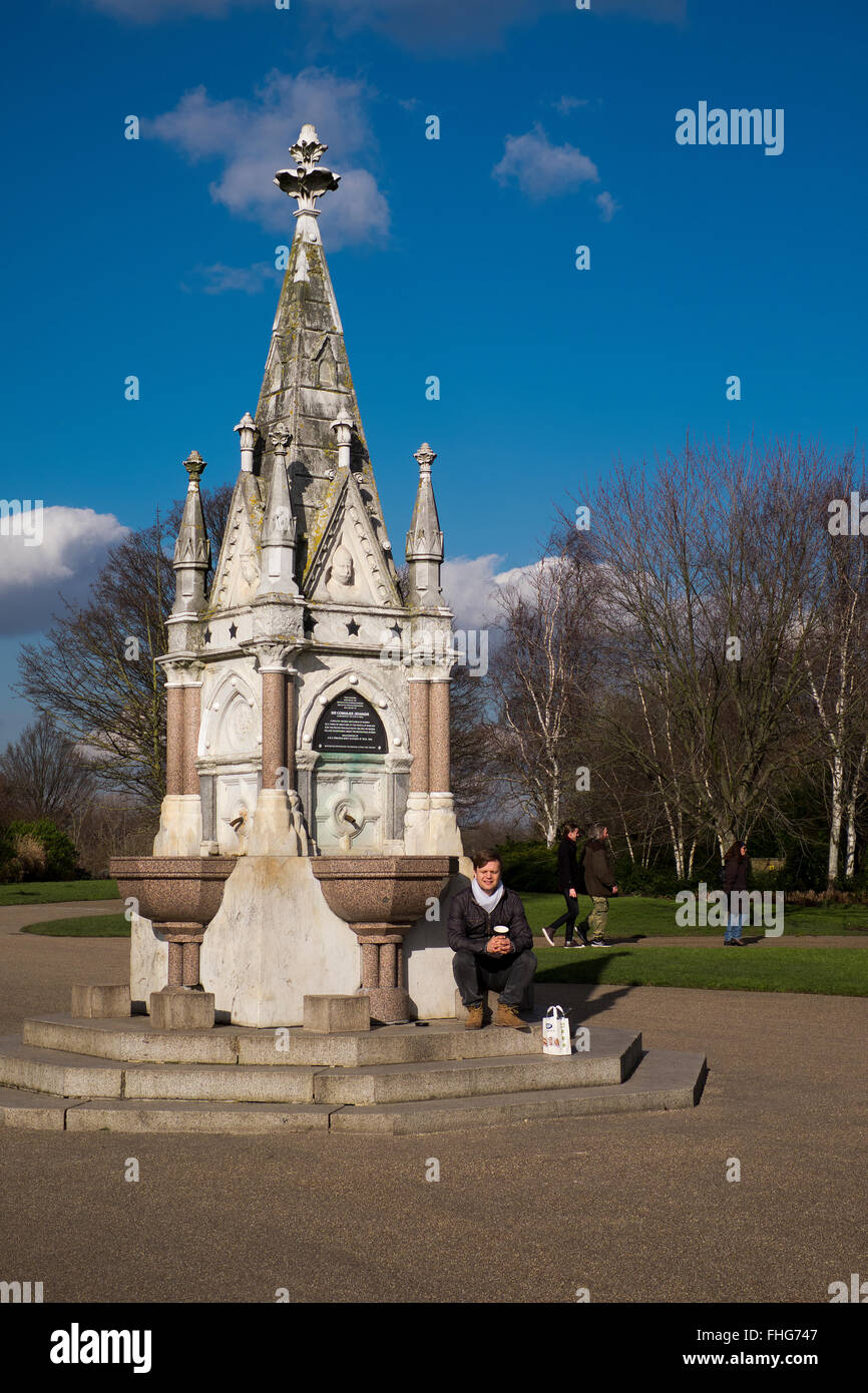 Touristischen ruht von den Trinkbrunnen im Regents Park im Winter London England Stockfoto