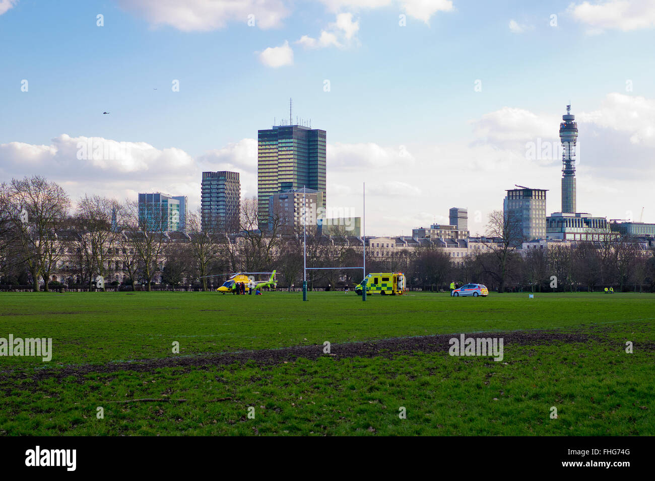 Air Ambulance landet im Regents Park im Winter London England Stockfoto