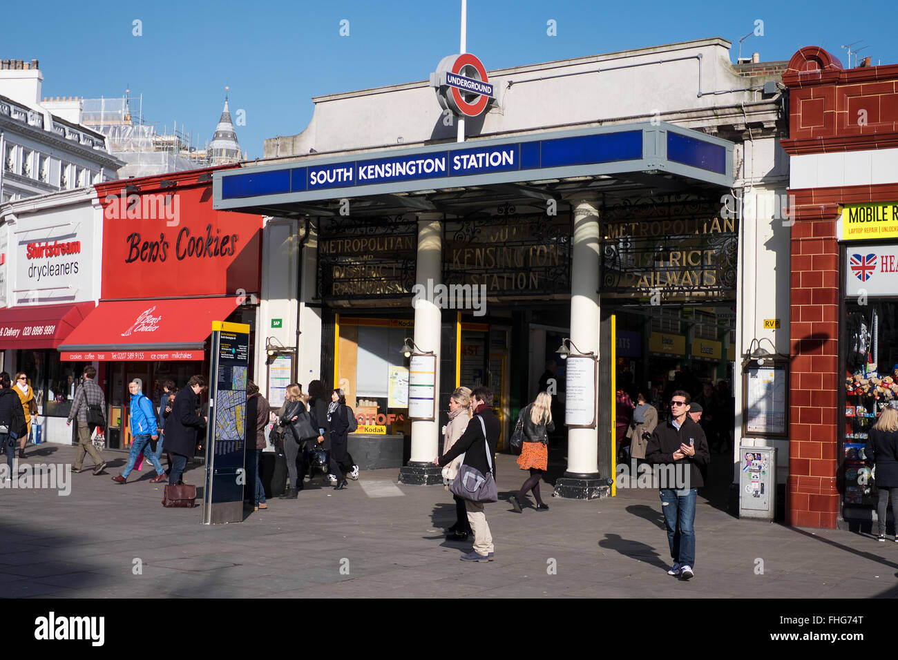 Eingang zum South Kensington London Underground im winter Stockfoto