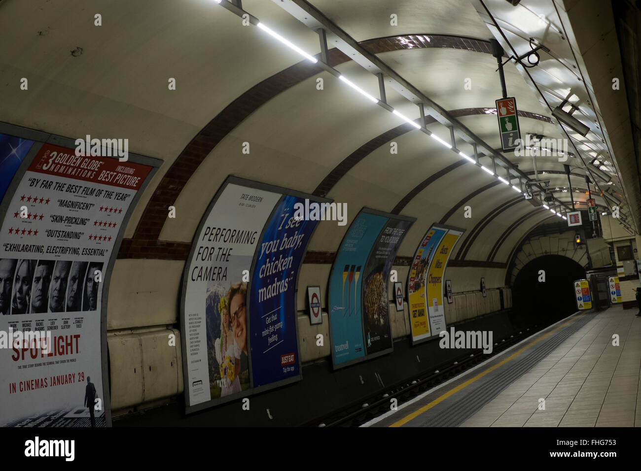 Leere Plattform am Londoner U-Bahn Stockfoto