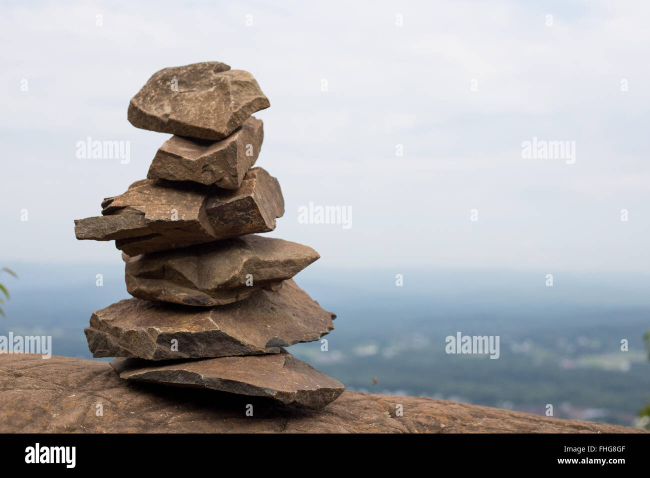 Rock Cairn fand auf einem Berg auf einer Wanderung in Danbury, Connecticut. Stockfoto