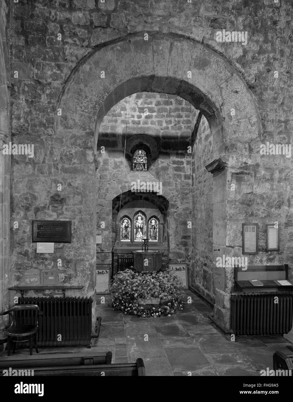 Bogen von Corbridge (Corstopitum) römische Siedlung zwischen C7th Kirchenschiff & W Veranda (jetzt Turm & Baptisterium) St Andrew Kirche wiederverwendet. Stockfoto